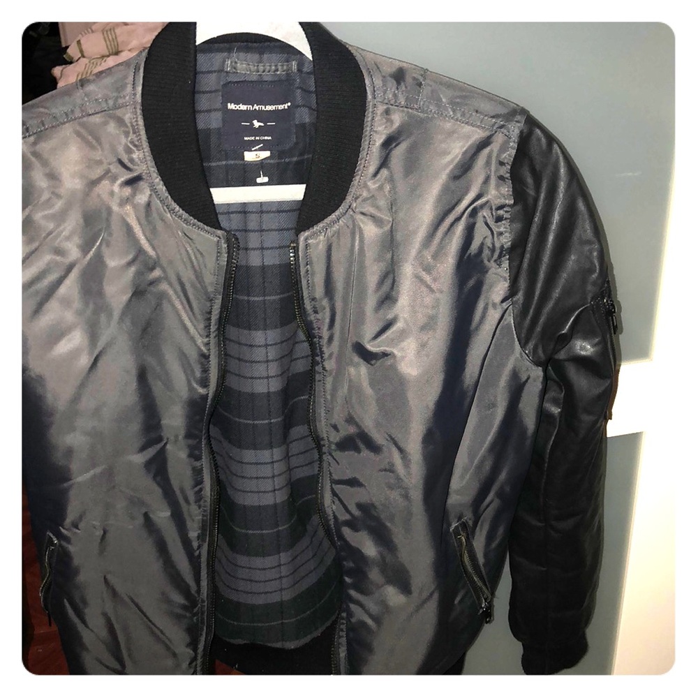 Modern Amusement Men’s size S